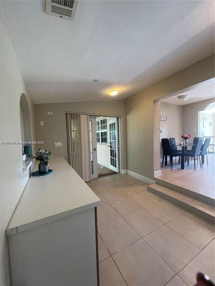 1531 Moffett St - Photo 6 of 19