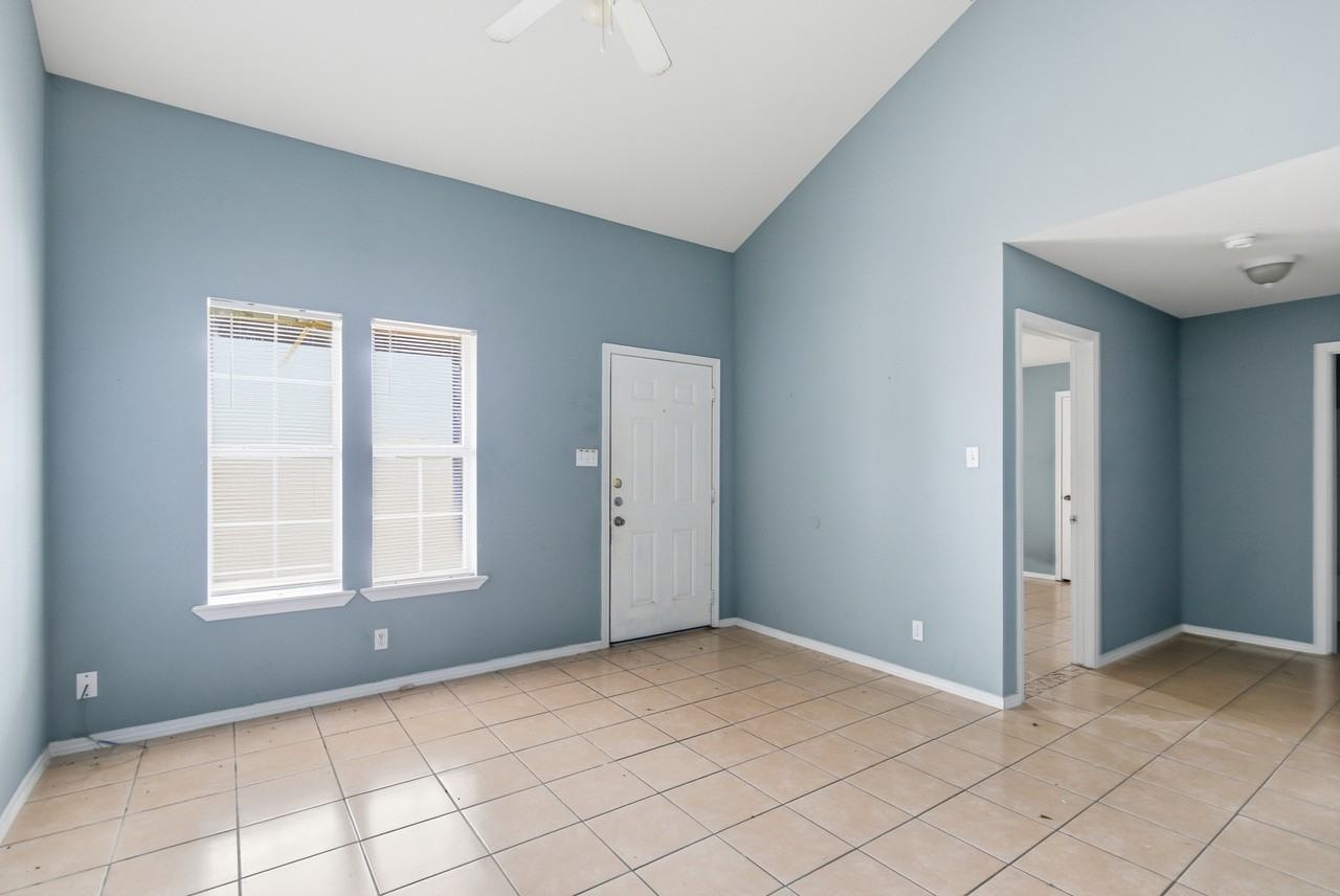 7627 Windsor Oaks - Photo 4 of 9