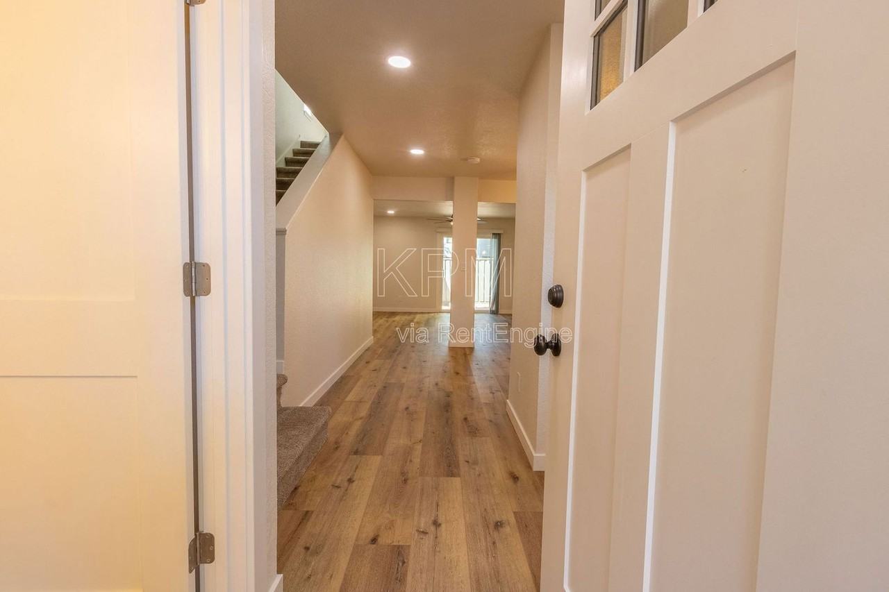 955 Academy Street - Photo 4 of 28