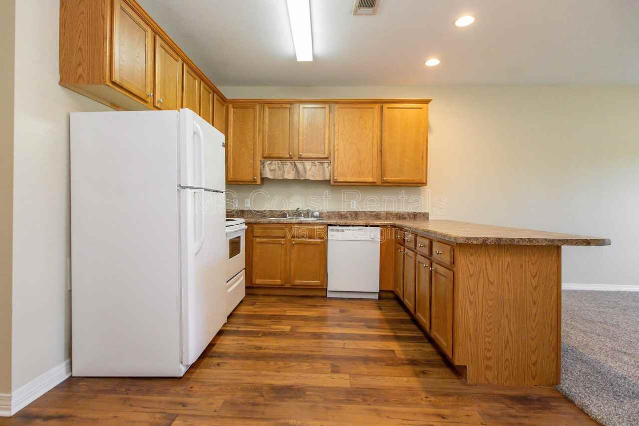 2504 Gladiolus St #B - Photo 2 of 31