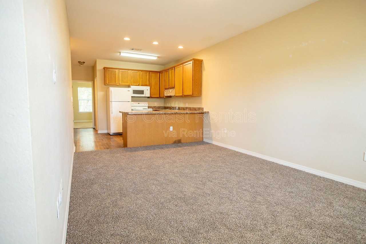 2504 Gladiolus St #B - Photo 6 of 31