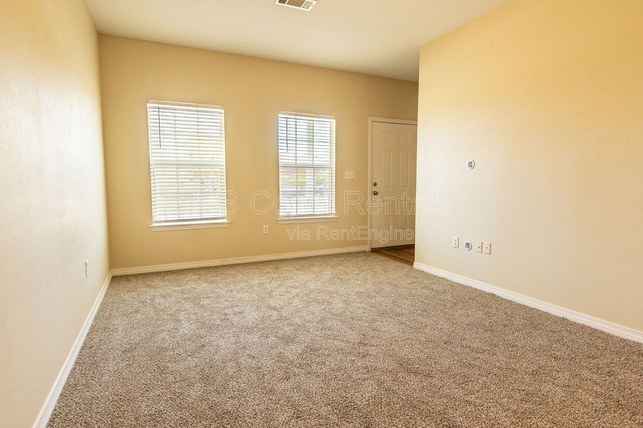 2504 Gladiolus St #B - Photo 7 of 31