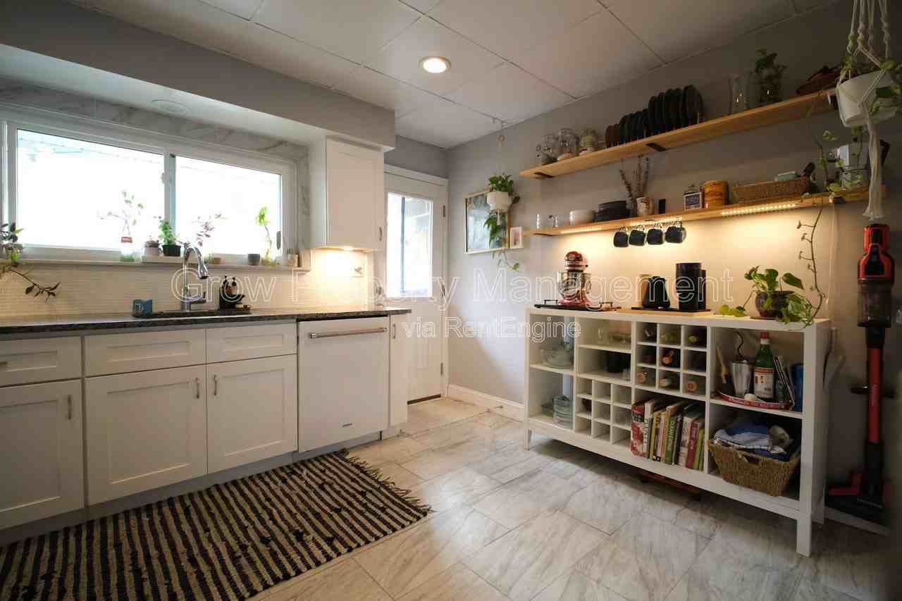 928 Hoffman Street - Photo 7 of 38