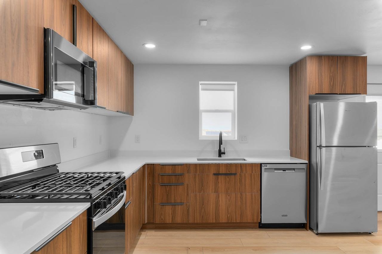 8119 N Lakeshore Dr - Photo 2 of 10