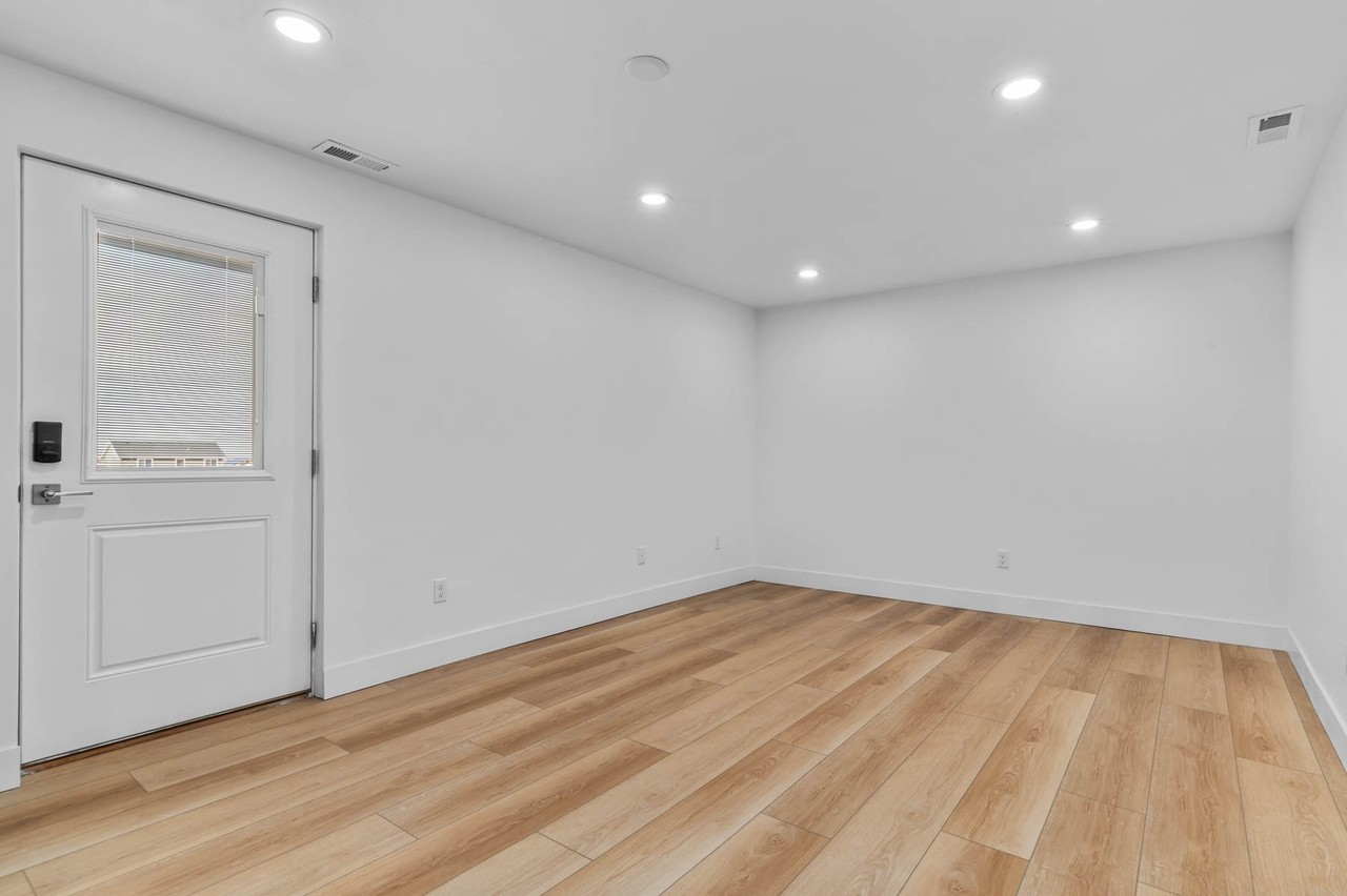 8119 N Lakeshore Dr - Photo 3 of 10