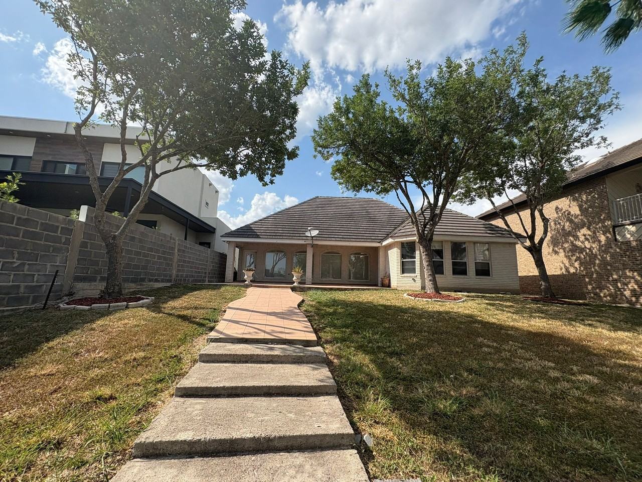 210 Rio Grande Dr - Photo 2 of 16