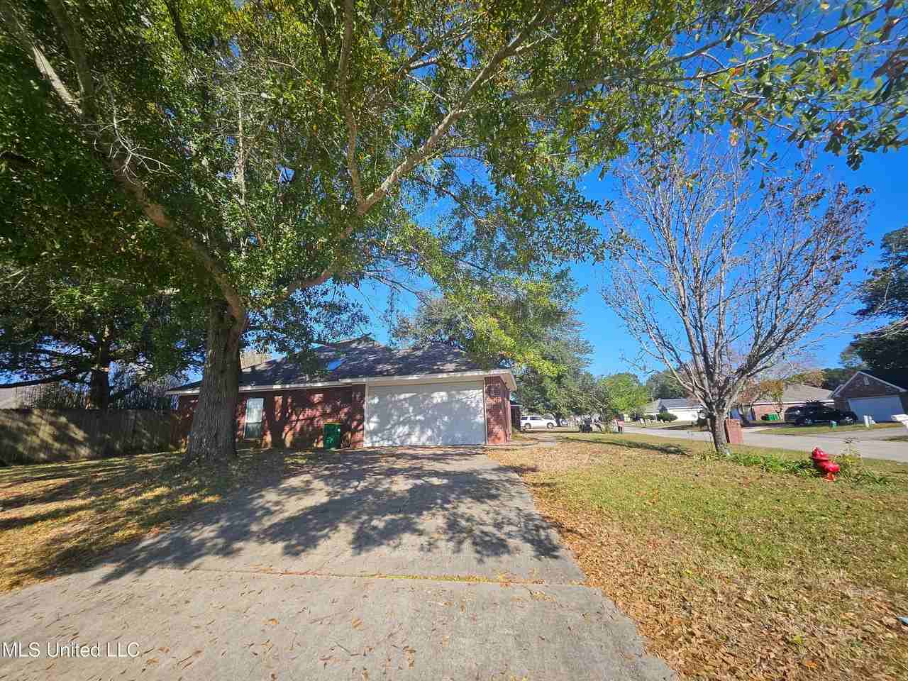 7726 Falcon Cir - Photo 2 of 50