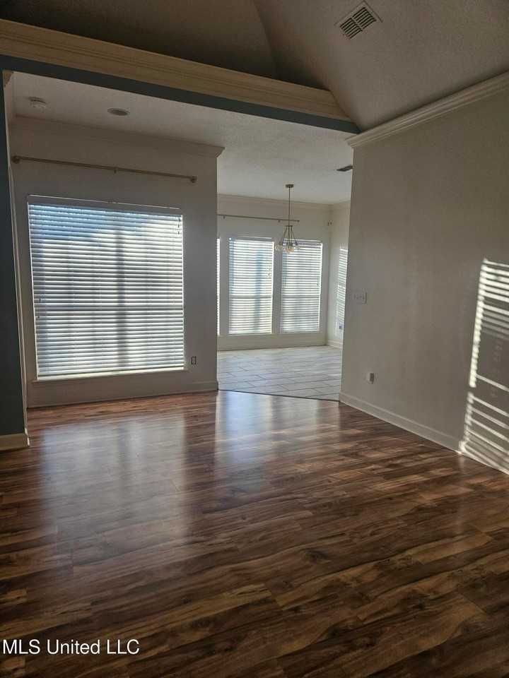 7726 Falcon Cir - Photo 7 of 50