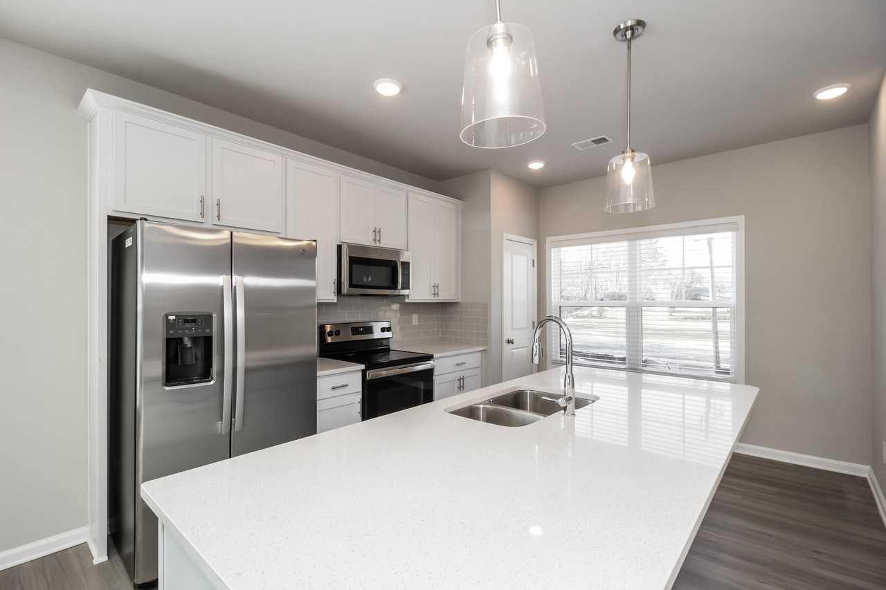 552 Elliston Place - Photo 5 of 35