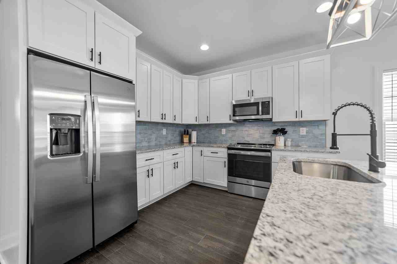 812 Crown Point Dr - Photo 3 of 32