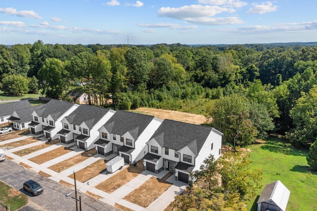 812 Crown Point Dr - Photo 5 of 32