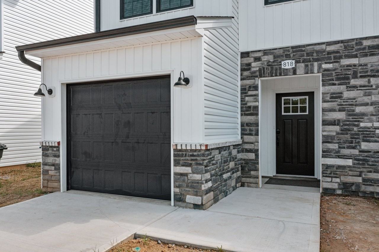 812 Crown Point Dr - Photo 2 of 32