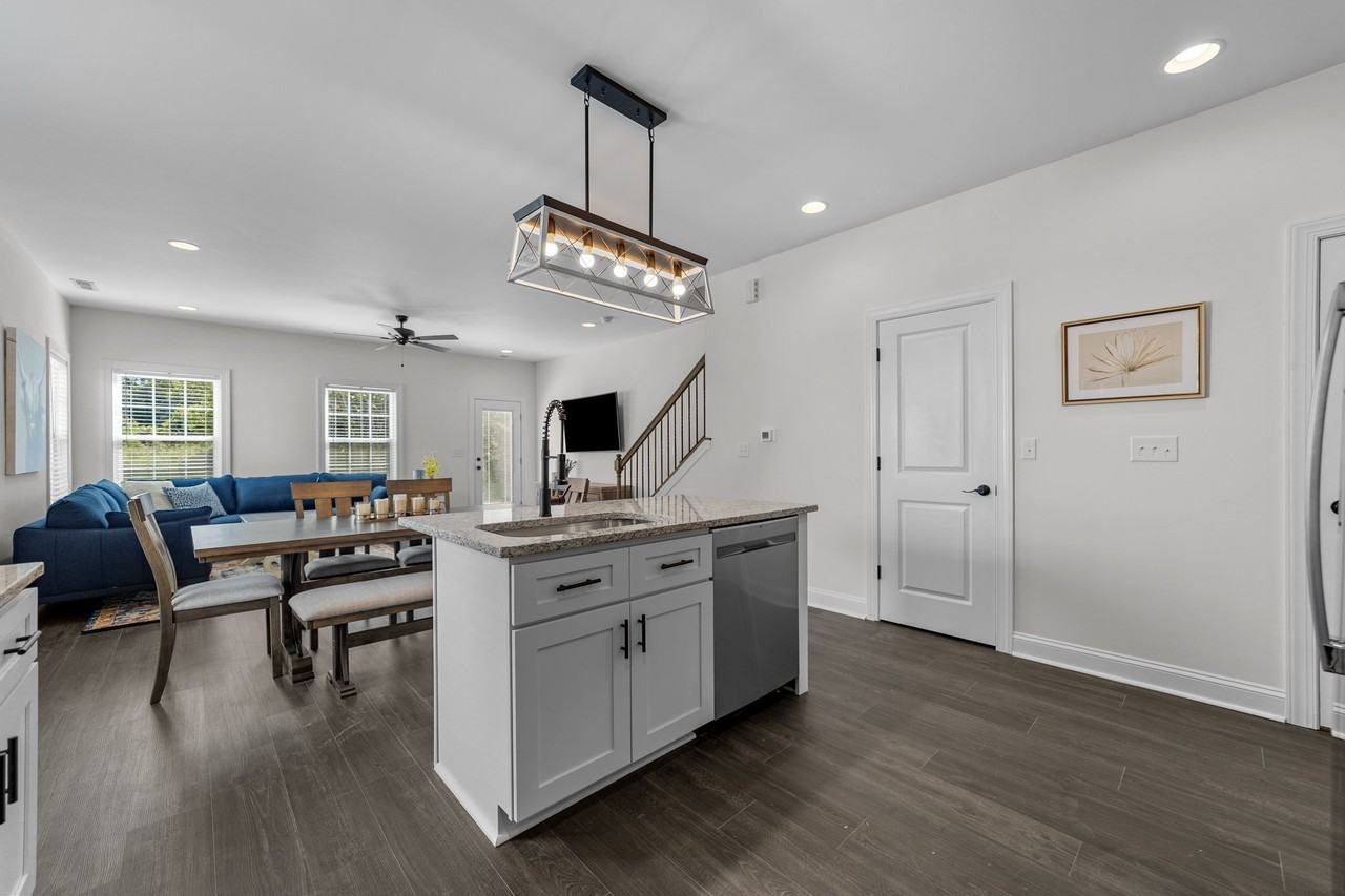 812 Crown Point Dr - Photo 3 of 32