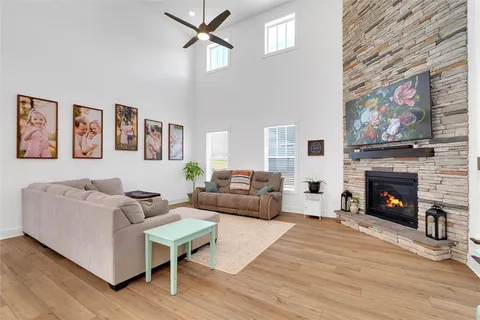 109 Founders Blvd - Photo 2 of 20