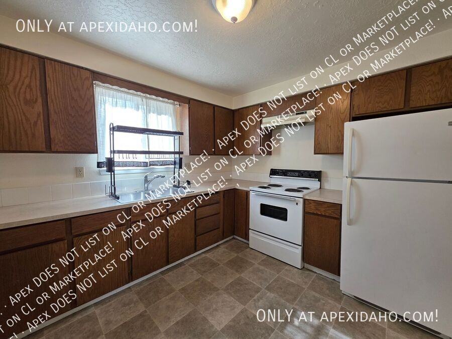 305 S Walnut St - Photo 4 of 12