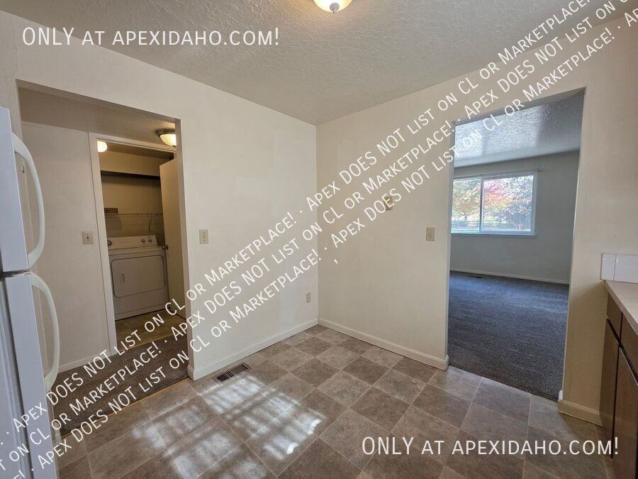 305 S Walnut St - Photo 5 of 12