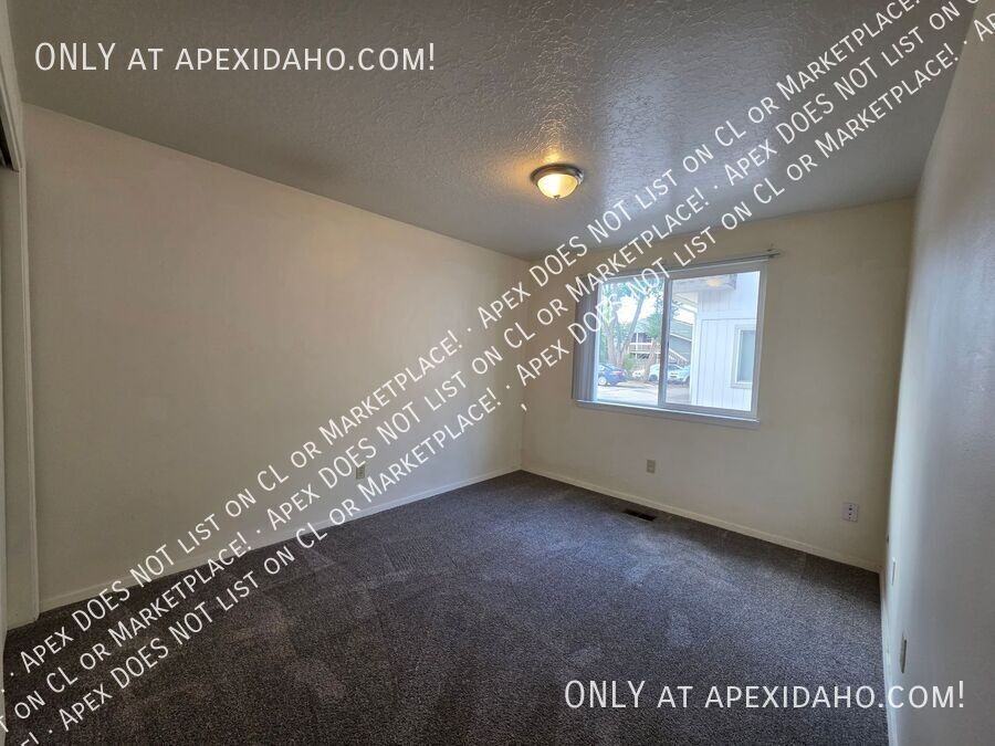 305 S Walnut St - Photo 6 of 12