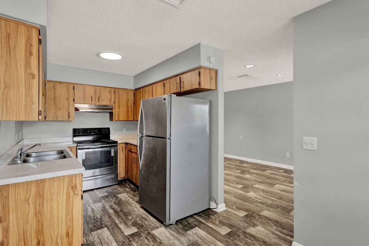 912 Smith St - Photo 3 of 9