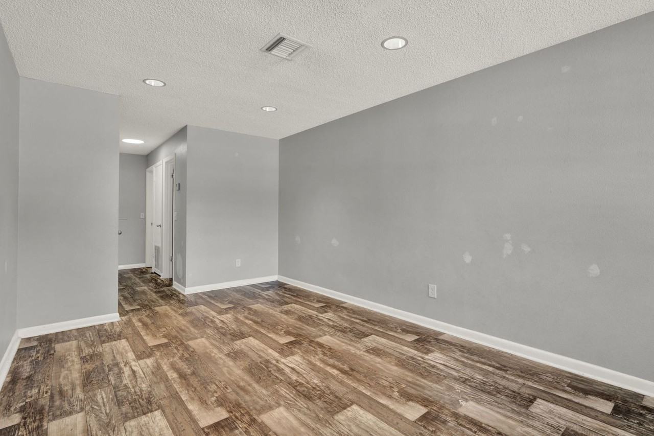 912 Smith St - Photo 6 of 9