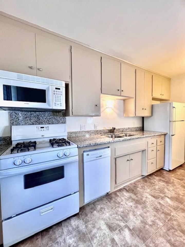 1152 N Poinsettia Pl #9 - Photo 2 of 8