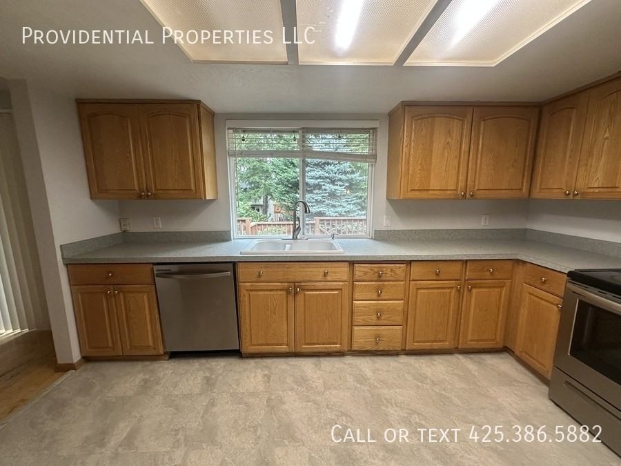 12914 Northeast 136th Street - Photo 3 of 16