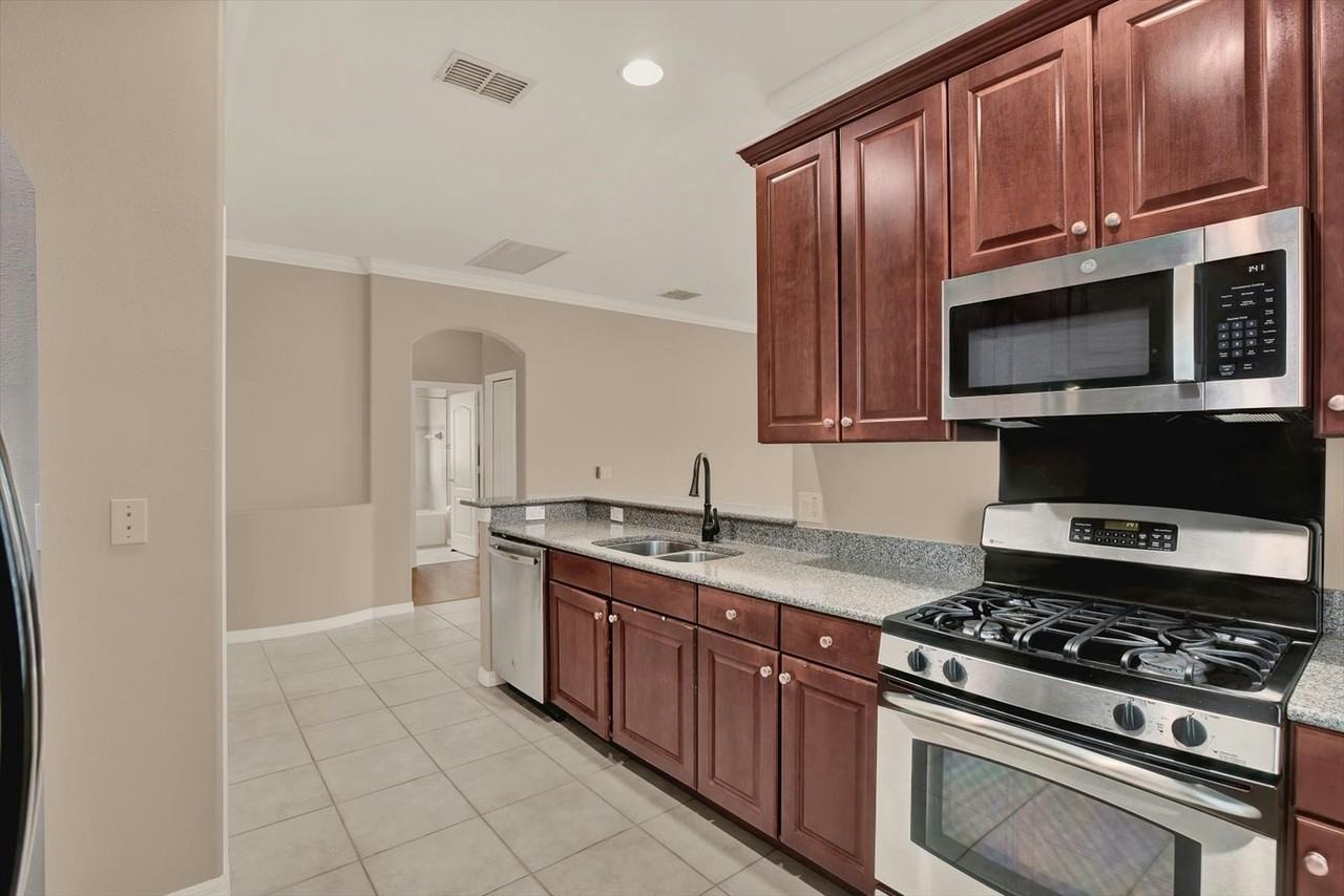 20118 Bay Cedar Avenue - Photo 3 of 26