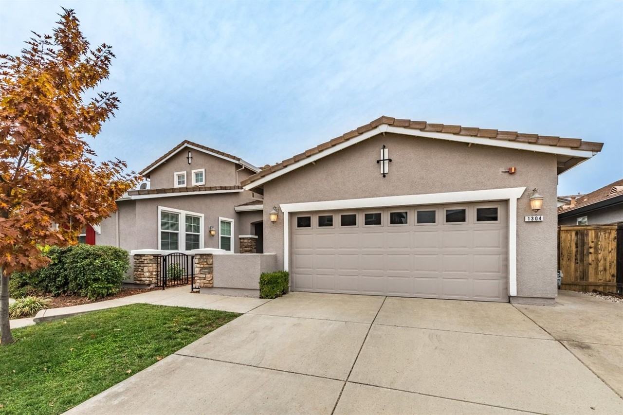 1304 Underwood Ln - Photo 3 of 48