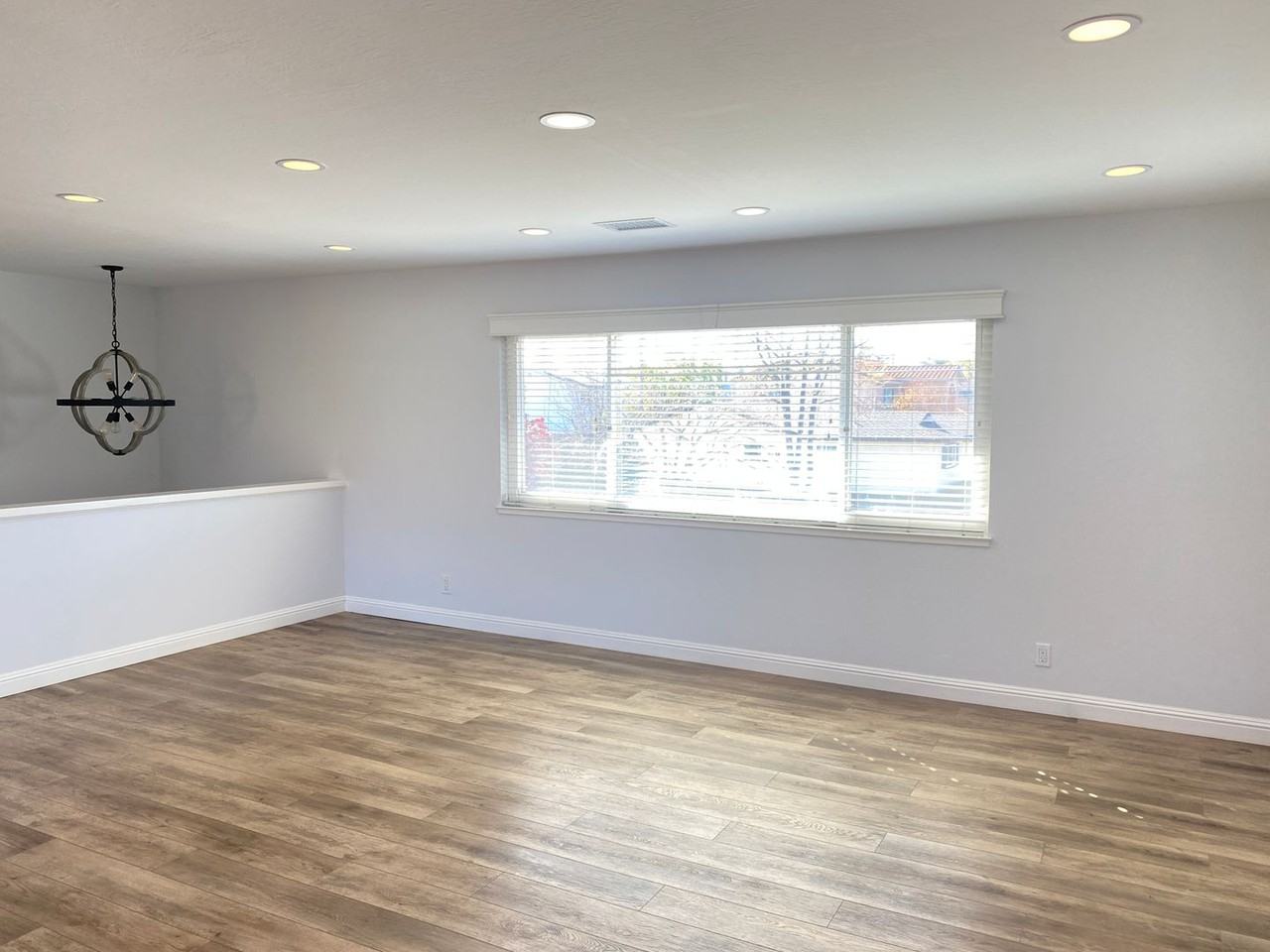 1557 Glencrest Dr - Photo 3 of 13