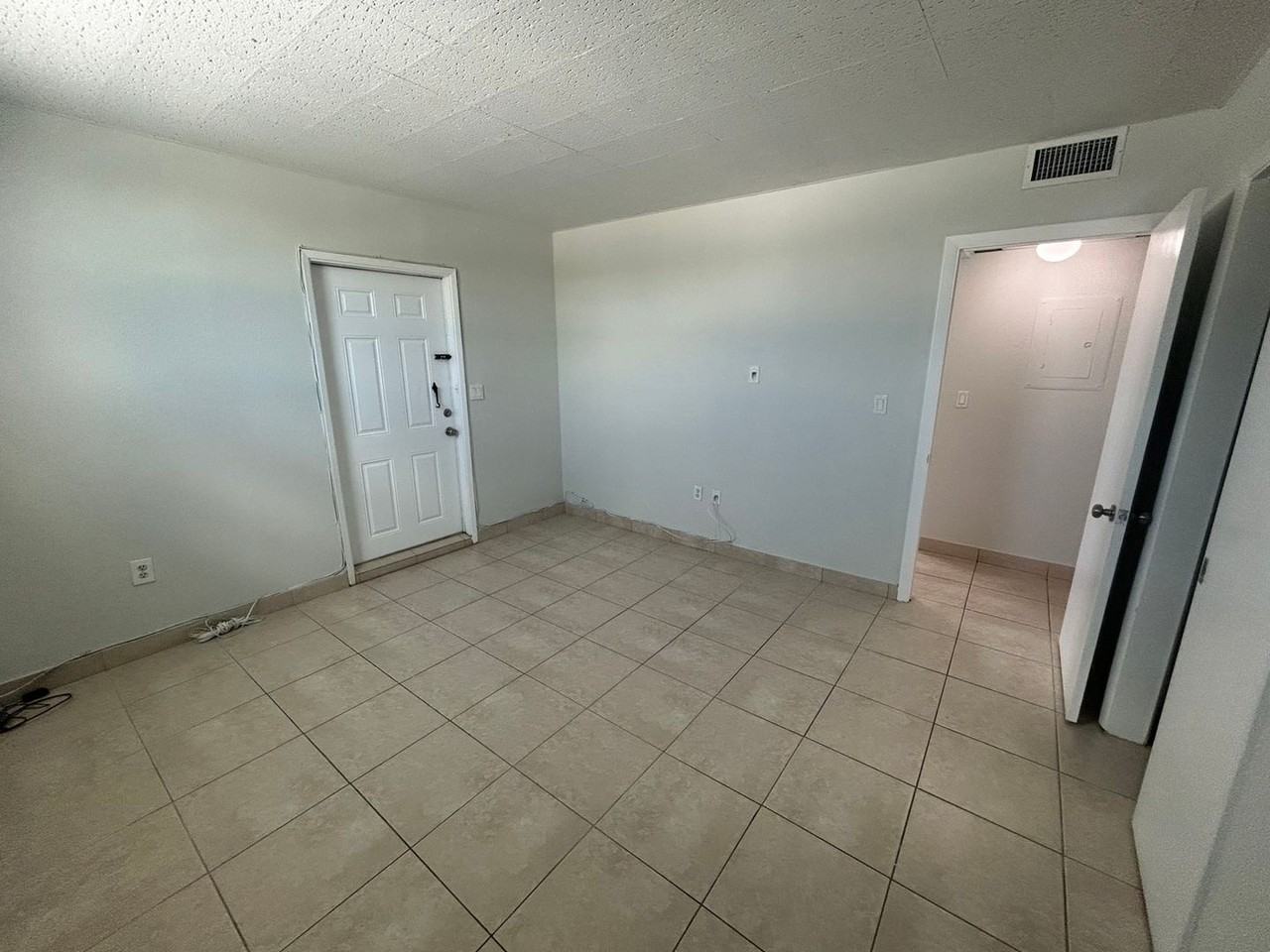 2036 Northeast 18th Street #N - Photo 5 of 12