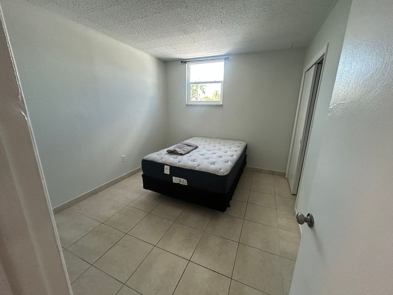 2036 Northeast 18th Street #N - Photo 7 of 12