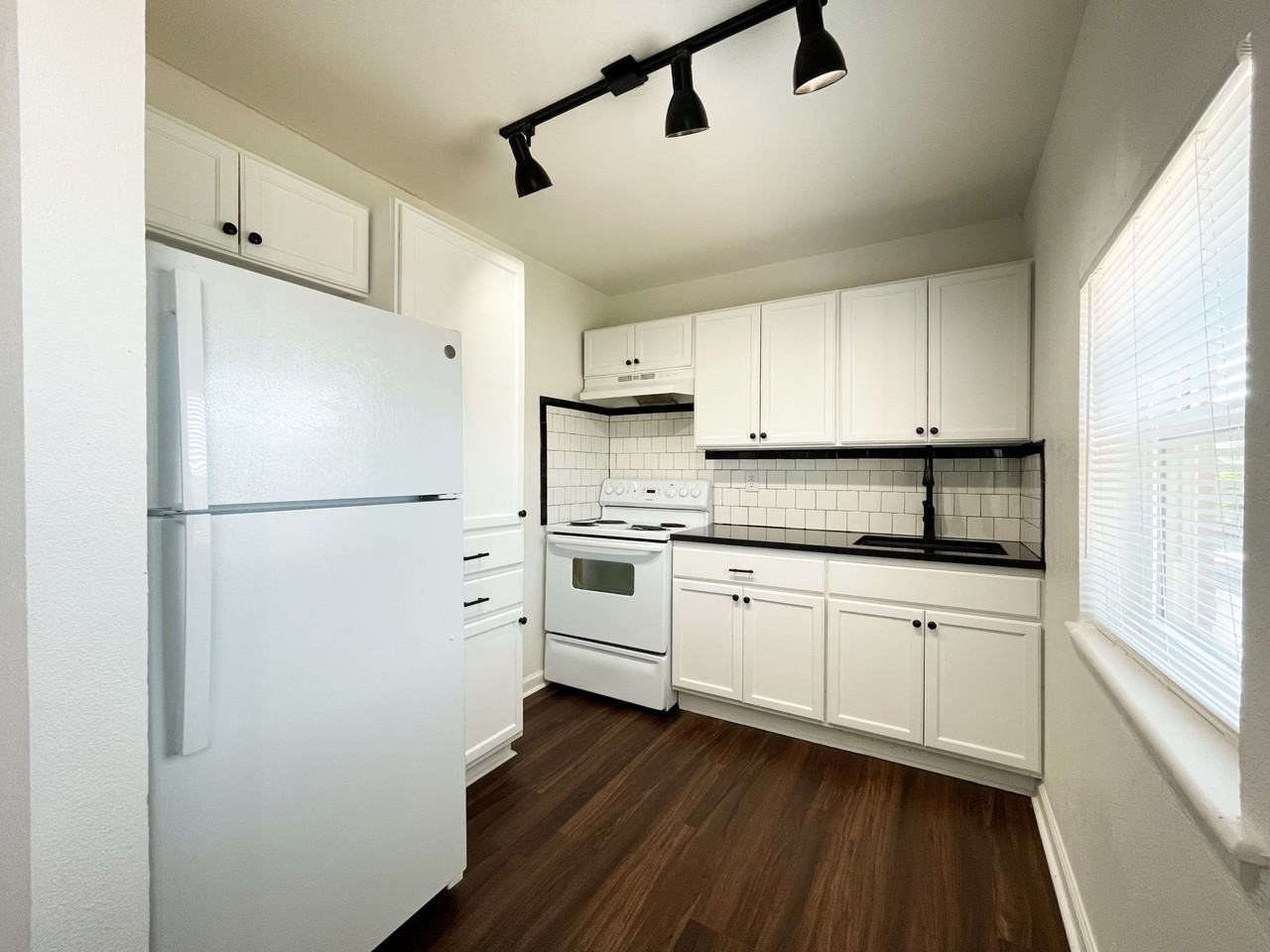 1714 N Lindsay Ave - Photo 2 of 18