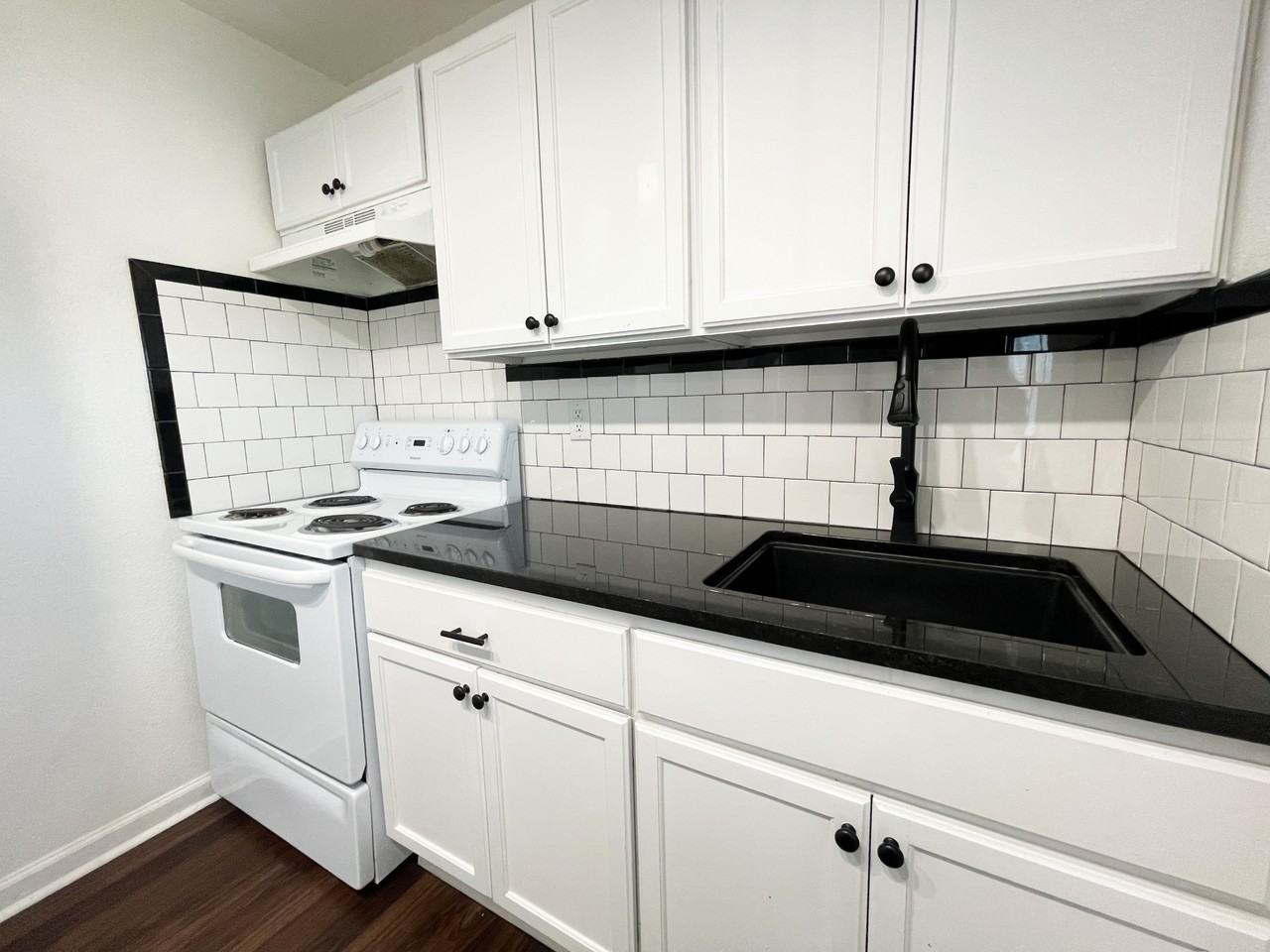 1714 N Lindsay Ave - Photo 3 of 18