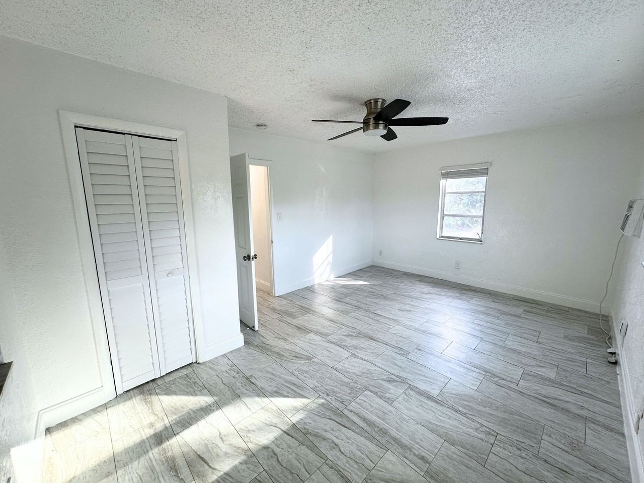 300 Northeast 4th Street - Photo 2 of 15