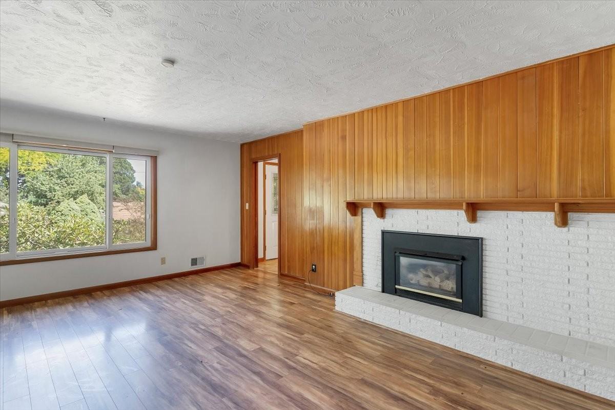 2985 Merdel Avenue South - Photo 5 of 16