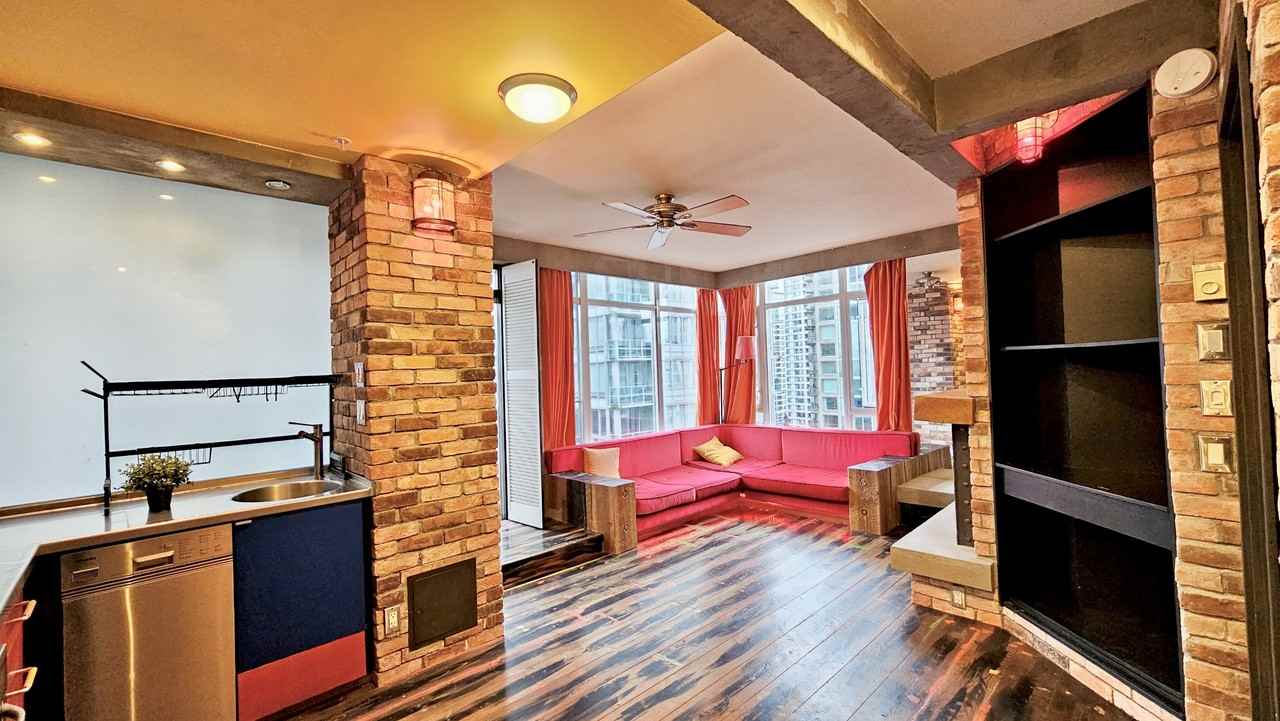 480 Robson St #906 - Photo 2 of 12