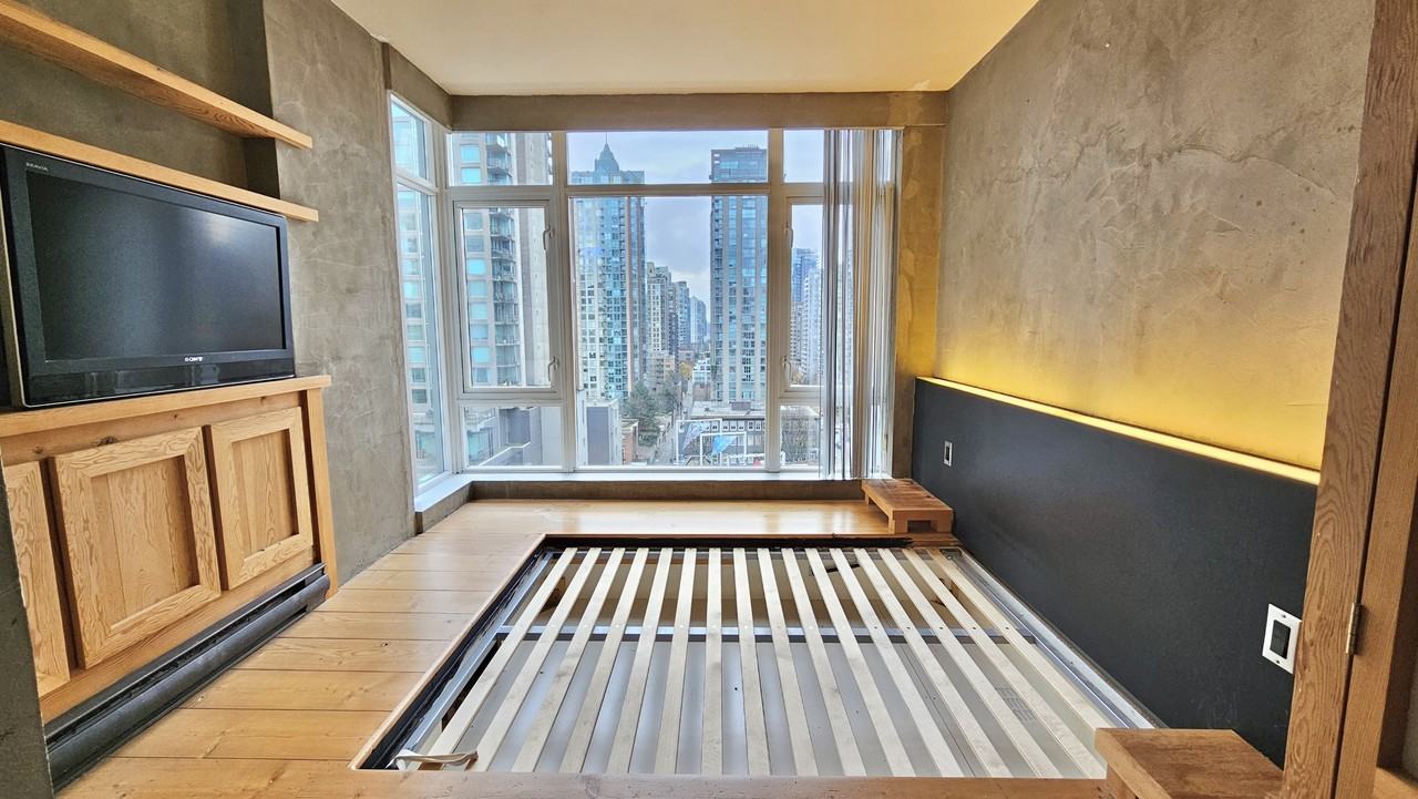 480 Robson St #906 - Photo 5 of 12