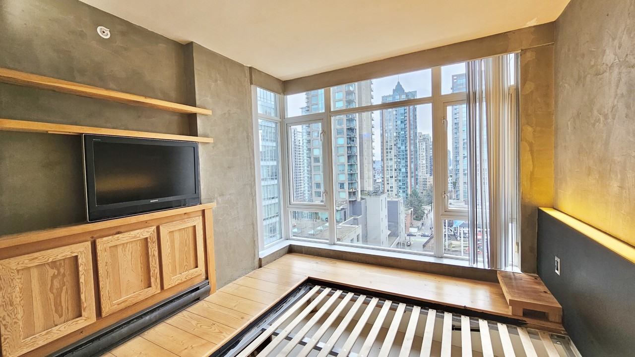 480 Robson St #906 - Photo 6 of 12