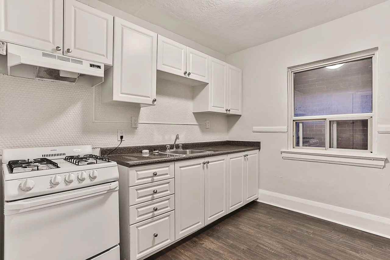 147 Vaughan Rd - Photo 5 of 8