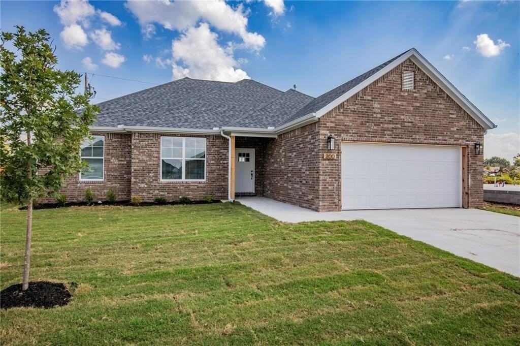 300 White Oak St - Photo 2 of 23