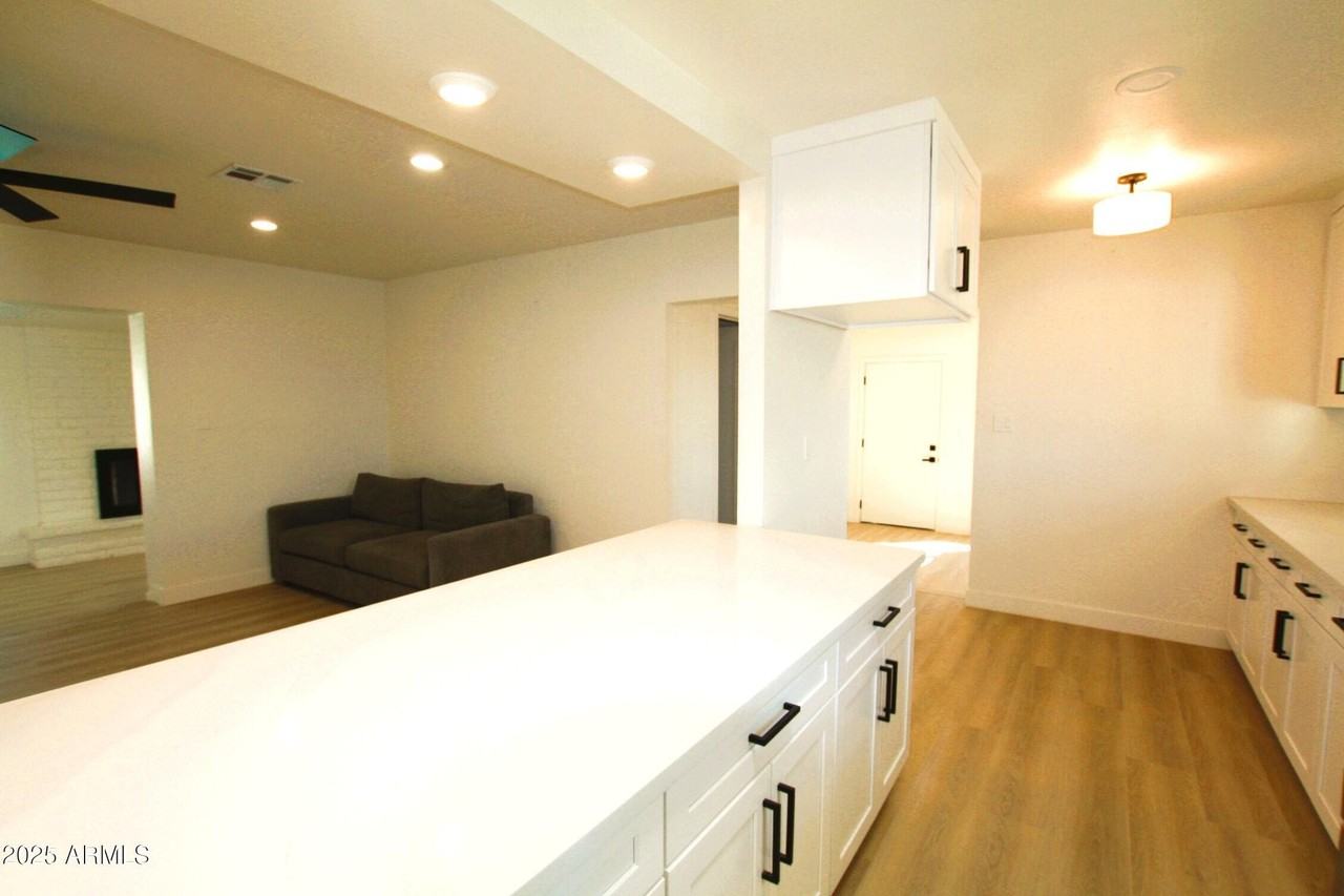 443 North Sycamore - Photo 4 of 33