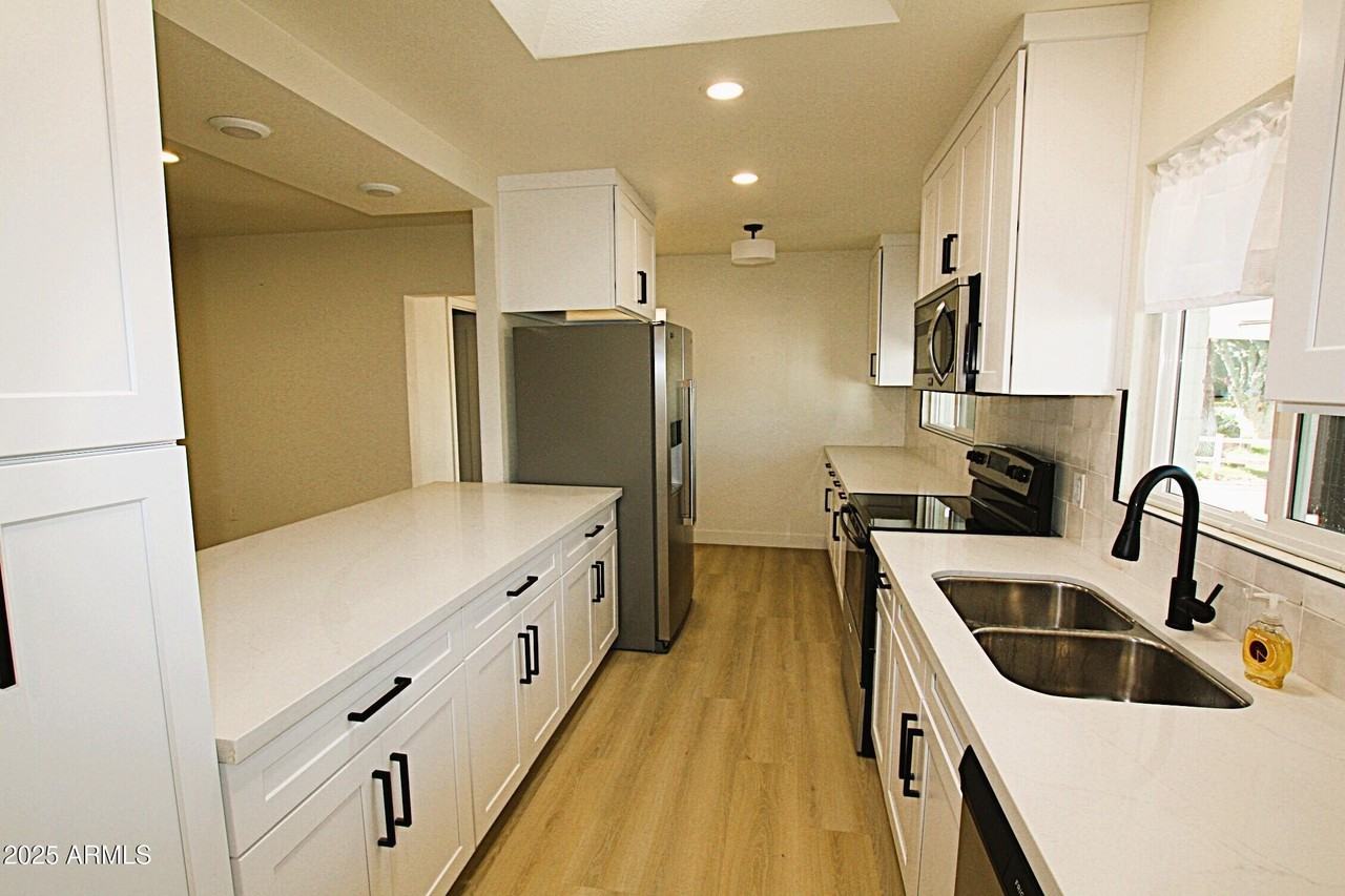 443 North Sycamore - Photo 5 of 33