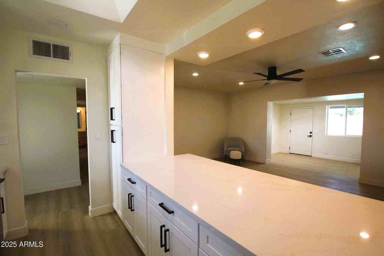 443 North Sycamore - Photo 6 of 33