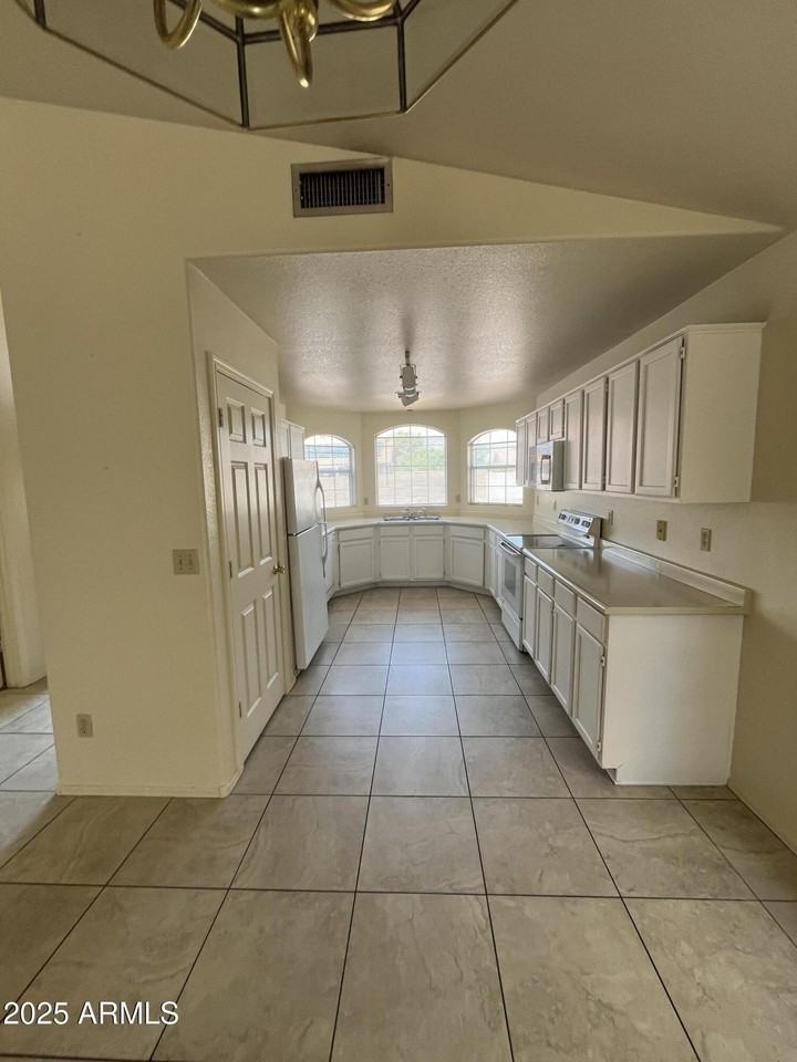 4509 Southfork Drive - Photo 5 of 17