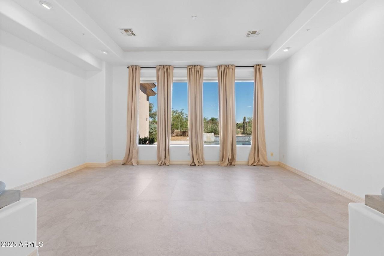 22463 N 54th St - Photo 4 of 50