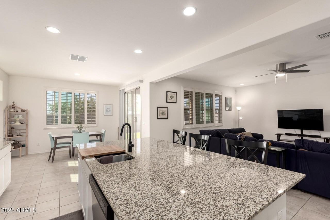 5612 North 109th Avenue - Photo 7 of 30