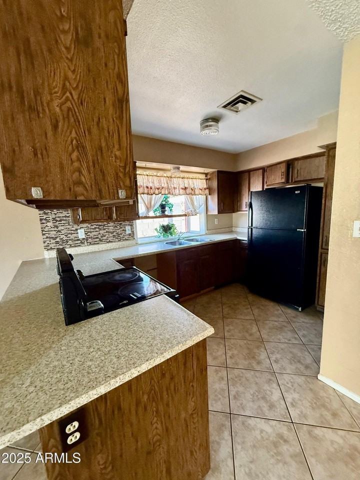 8738 W Columbus Ave - Photo 5 of 29