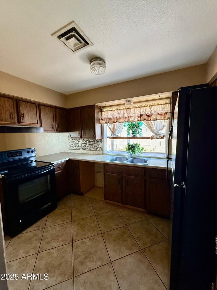 8738 W Columbus Ave - Photo 6 of 29