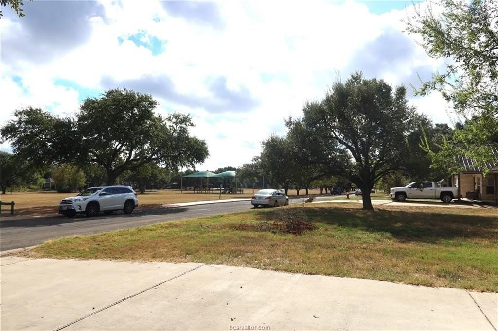 1008 Puryear Dr - Photo 4 of 32