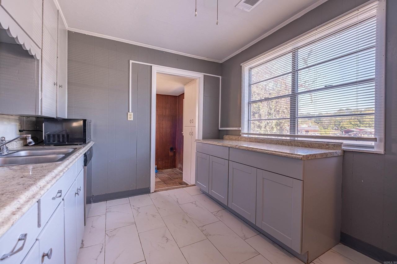 1310 E North St - Photo 7 of 23