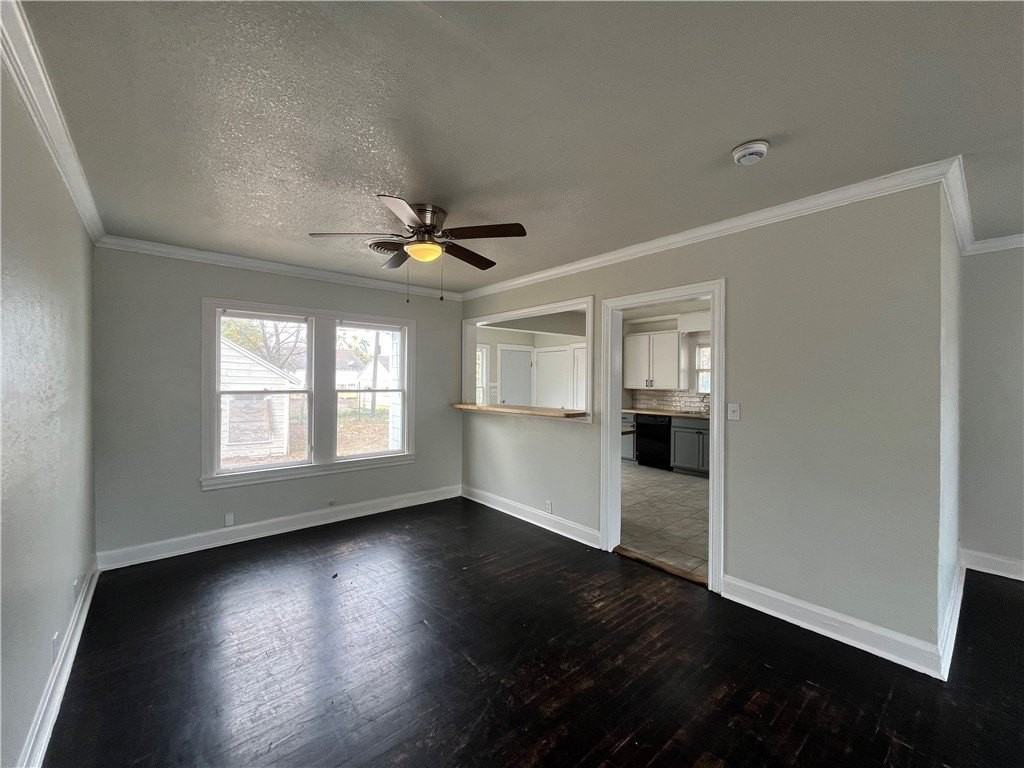 1253 Logan Ave - Photo 6 of 25